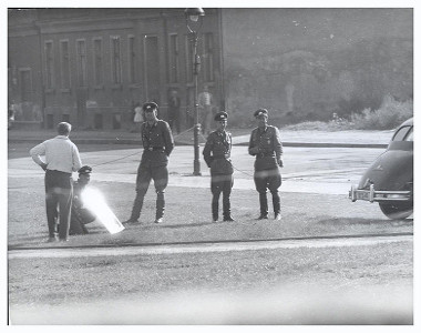 Soldados da Alemanha Oriental tentam impedir jornalistas de tirarem fotos no Muro de Berlim