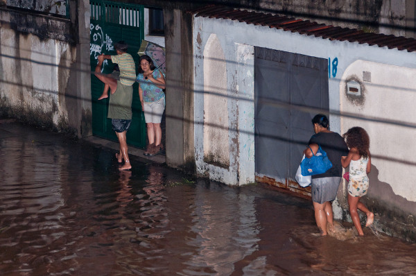 Inundação em Nova Iguaçu, no Rio de Janeiro, em 2013. [1]