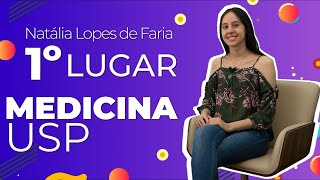 Escrito"Natália Lopes de Faria, primeiro lugar em Medicina na USP" próximo a imagem de Natália Lopes de Faria em entrevita no Brasil Escola.
