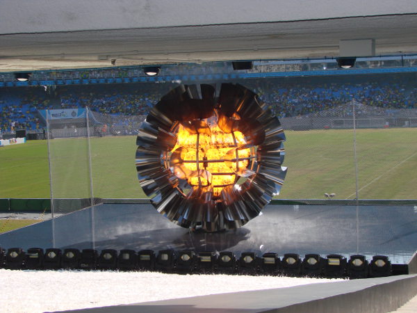 Tocha do Pan 2007 acesa no Estádio do Maracanã.