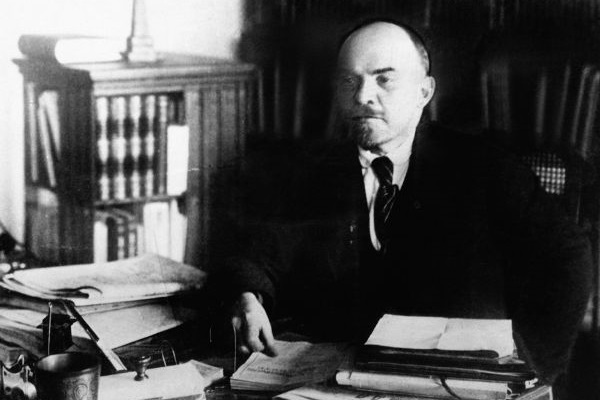 No poder, Lenin procurou centralizar o poder e silenciar seus opositores.