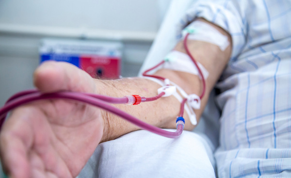 Pessoa doando sangue em referência aos mitos e verdades sobre a doação de órgãos.