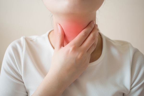  A amigdalite e a faringite podem provocar dor de garganta.