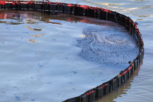 Mancha de petróleo na superfície da água.