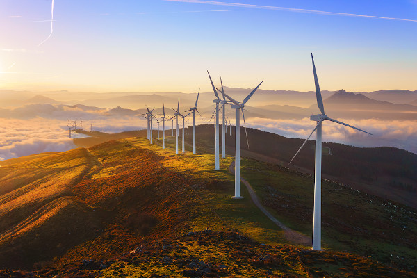 energia eólica. força do vento. energia sustentável e renovável. turbinas  eólicas geram eletricidade. fazenda de moinho de vento na montanha com céu  pôr do sol. tecnologia verde. fonte renovável. desenvolvimento sustentável.  11941691 Foto de stock no