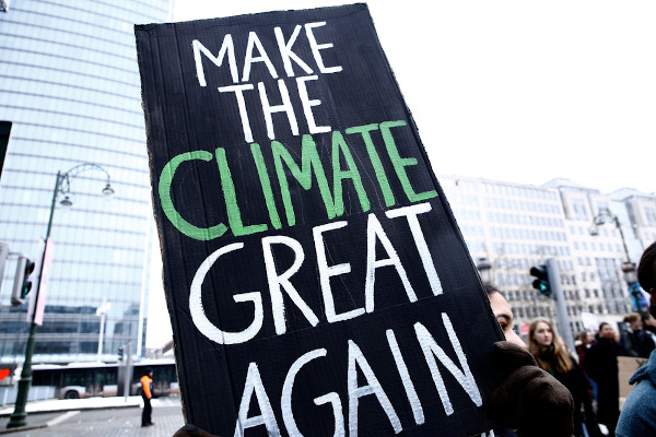 Placa de protesto em que se lê: “Make the climate great again” (Faça o clima grande novamente, em tradução livre).