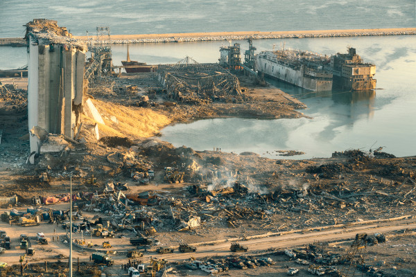 Visão do porto de Beirute, Líbano, após a explosão causada pelo nitrato de amônio.[1]