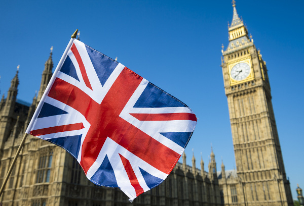 Bandeira do Reino Unido em frente ao Palácio de Westminster 
