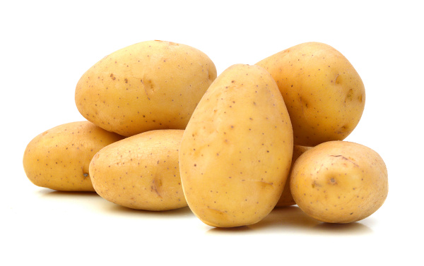 Batatas-inglesas em superfície branca