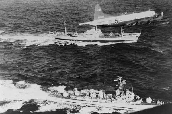Avião e embarcação norte-americanos escoltando um cargueiro soviético retirando os mísseis de Cuba em 1962.