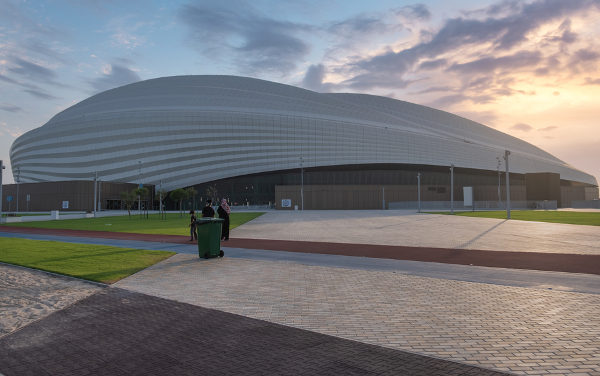 Vista de frente do estádio Al Wakrah, o primeiro da Copa do Catar a ficar pronto.