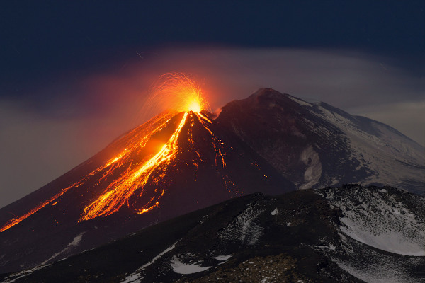 Erupção do vulcão Etna, localizado na Itália.