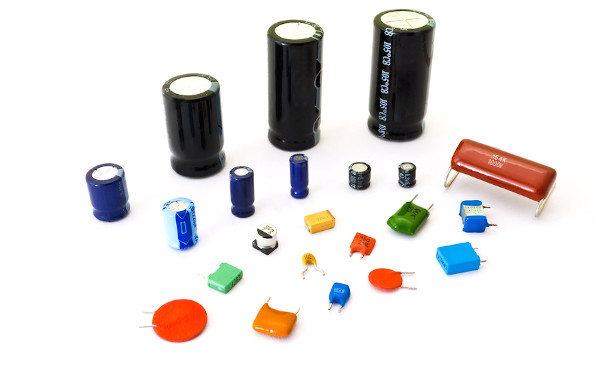 Vários tipos de capacitores sobre um fundo branco.