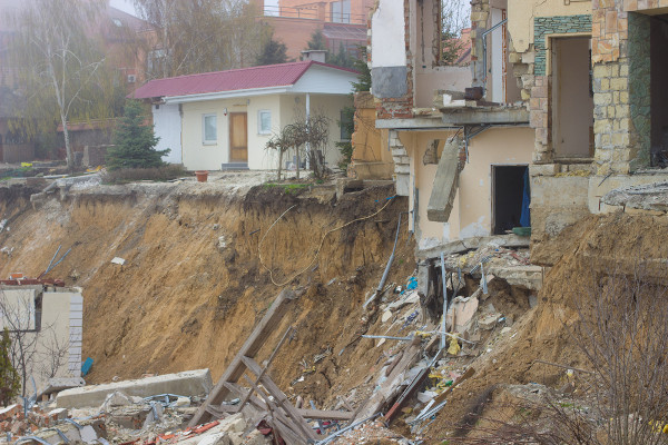 Casas destruídas por um deslizamento de terra.