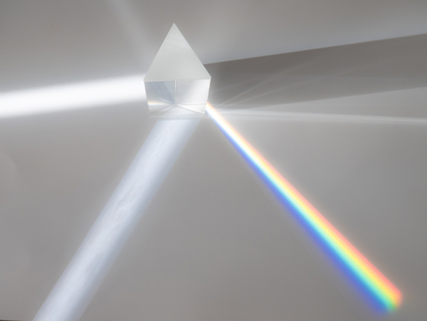 Efeito de dispersão da luz produzido por um prisma.