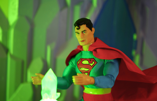 Um “action figure” do Super-Homem diante de seu ponto fraco: o mineral criptonita (ou kryptonita).[1]