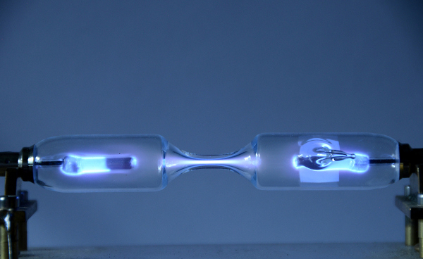 O gás nobre xenônio emitindo luz em um tubo de descarga após a ação de um campo elétrico.