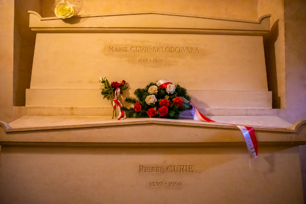  O túmulo de Marie e Pierre Curie, na cripta do Panteão, Paris, França.