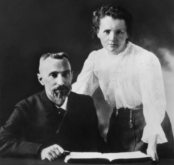 Fotografia em preto e branco de Pierre e Marie Curie