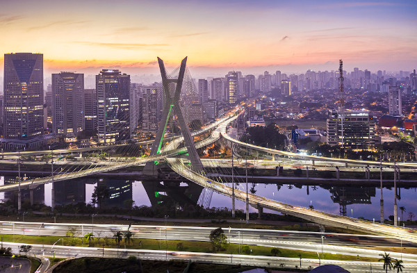 Vista da ponte Octávio Frias de Oliveira, construída sobre o Rio Pinheiros, na cidade de São Paulo, no Brasil.