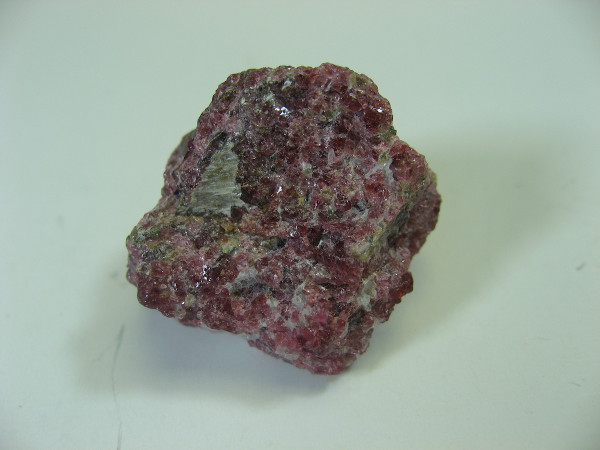 Eudialita, um mineral silicato que possui lutécio na composição.