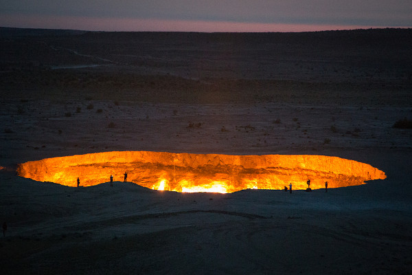 Cratera conhecida como Porta do Inferno, localizada no Turcomenistão.