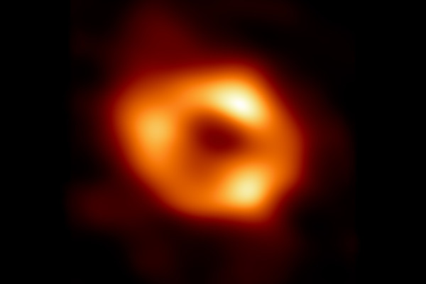 Primeira foto do buraco negro do Sagitário A*, localizado no centro da Via Láctea. Título: imagem-sagitarioa