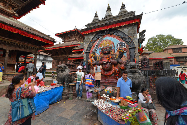 Povo hindu comemorando o primeiro dia do festival Dashain nas ruas de Kathmandu, no Nepal, em 11 de outubro de 2013.
