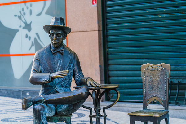 Estátua de Fernando Pessoa localizada na cidade de Lisboa. [1]