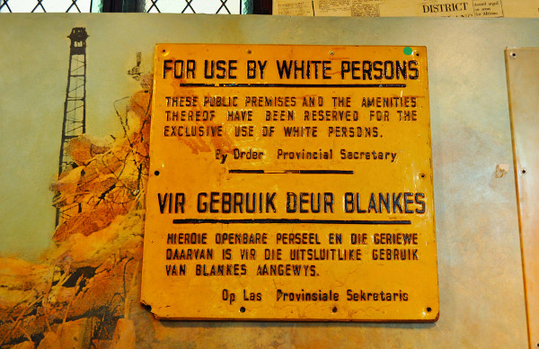 Placa utilizada na África do Sul, durante o Apartheid, que estabelecia uma zona exclusiva para pessoas brancas.