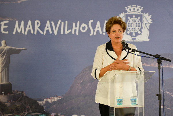 Ex-presidenta Dilma discursando em púlpito