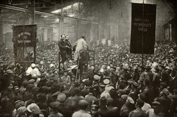Reunião em Petrogrado durante a Revolução Russa de 1917.