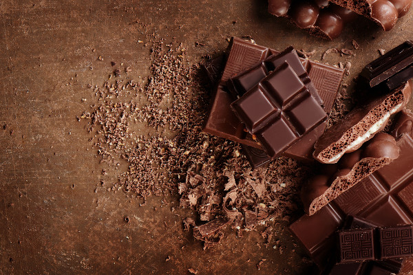 Barras de chocolate em superfície marrom
