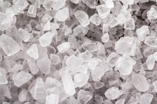 Vista superior de cristais de sal-gema.