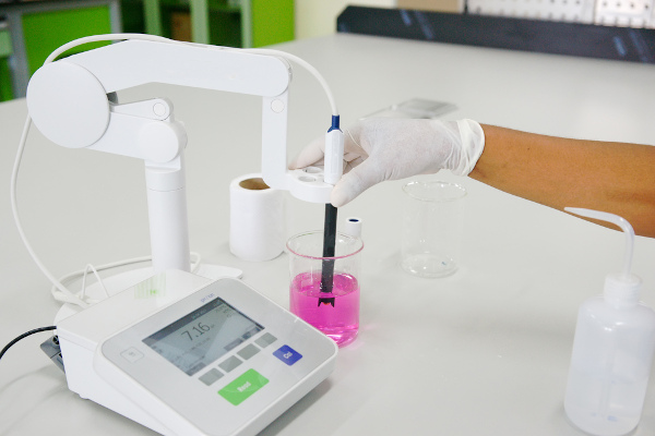 pHmetro sendo utilizado para aferir o pH de uma solução em bancada de laboratório.