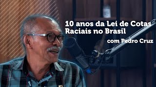 "PODCAST | 10 anos da Lei de Cotas Raciais no Brasil com Pedro Cruz" escrito sobre imagem de Pedro Cruz falando ao microfone