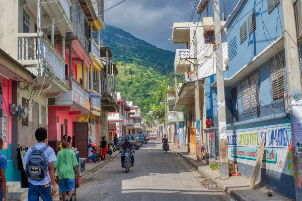 Paisagem urbana na comuna de Cabo Haitiano, no Haiti, país menos desenvolvido do continente americano. [2]