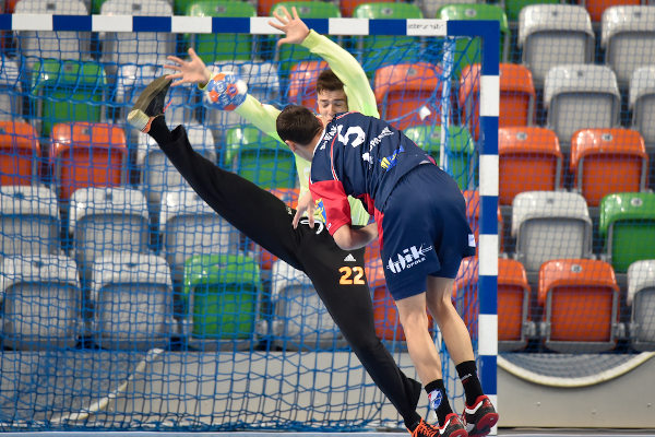 Um goleiro fazendo a defesa da bola em uma partida de handebol na Polônia.