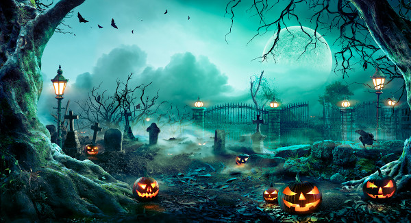 Ilustração de sombria de cemitério repleto de símbolos do Halloween, como a abóbora de Jack e a presença de morcegos.