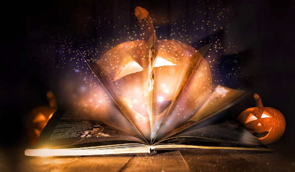 Livro mágico aberto do qual sai luzes e o fantasma da lanterna de Jack, símbolo do Halloween