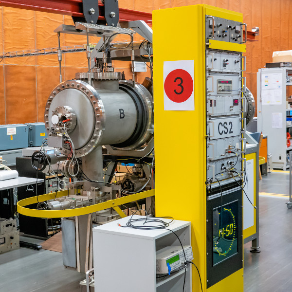 Relógio atômico baseado nas transições de átomos de césio localizado em laboratório na Alemanha. [1]