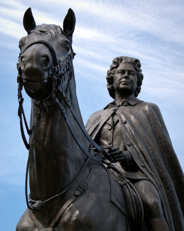 Estátua da rainha Elizabeth II montada a cavalo
