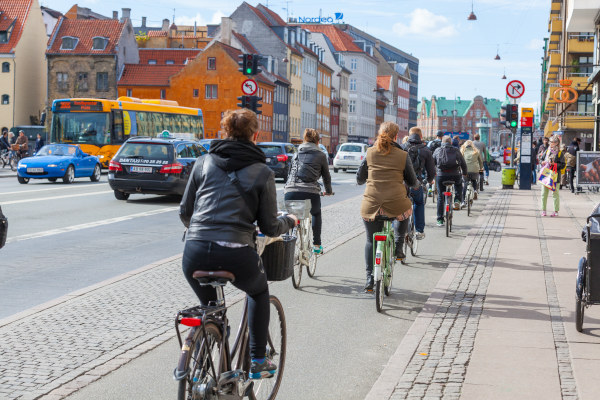 Pessoas trafegando de bicicleta nas ciclovias de Copenhague, na Dinamarca.