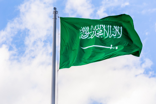 Bandeira da Arábia Saudita hasteada.