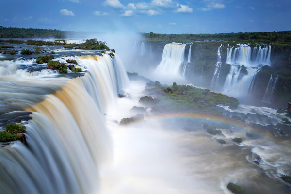 Cataratas do Iguaçu, um conjunto de 275 quedas d’água localizado na fronteira entre o Brasil e a Argentina.