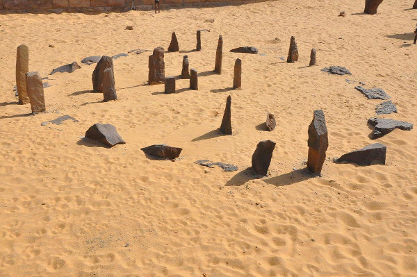 Círculo de rochas construído pelos egípcios para determinar solstício de verão e monções.
