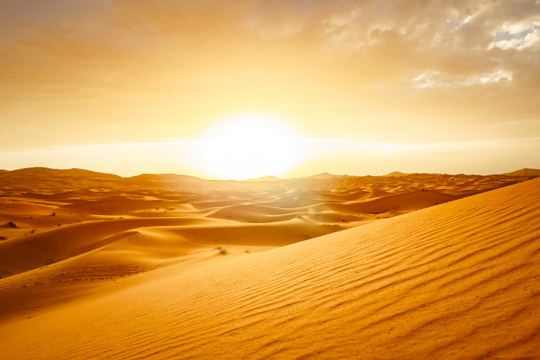Deserto de Merzouga, no deserto do Saara, em Marrocos, região de ocorrência do clima desértico ou árido.
