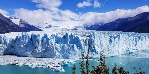 Vista de uma geleira na Argentina, um exemplo de água no estado sólido presente na hidrosfera.