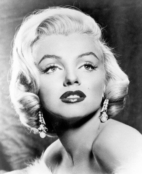 Imagem de Marilyn Monroe em preto e branco no filme “Os homens preferem as loiras”, de 1953.