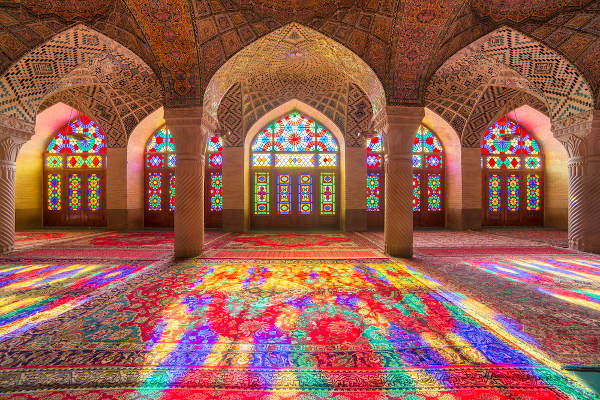 Mesquita Nasir-ol-Molk ou Mesquita Rosa, um dos principais lugares de visitação no Irã.[1]